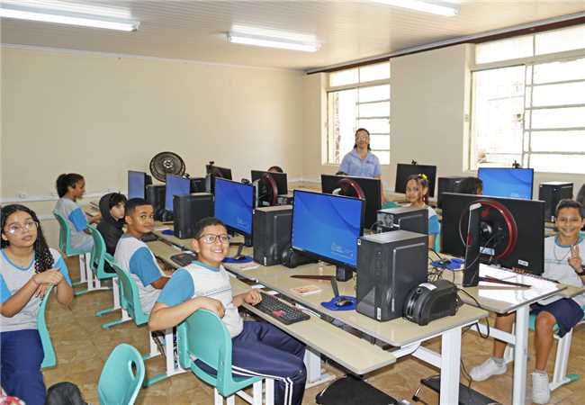 Aula inaugural na sala de Informática 